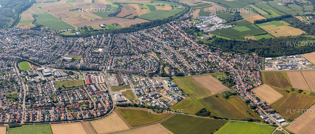 Panorama | Luftbild: Panorama im Ortsteil Linkenheim in Linkenheim-Hochstetten im Bundesland Baden-Württemberg in Deutschland. Foto: IMG_128067-Pano.jpg vom 12.08.2021 durch ©2025 Werner Riehm fly-foto.de/copyright - Realisiert mit Pictrs.com