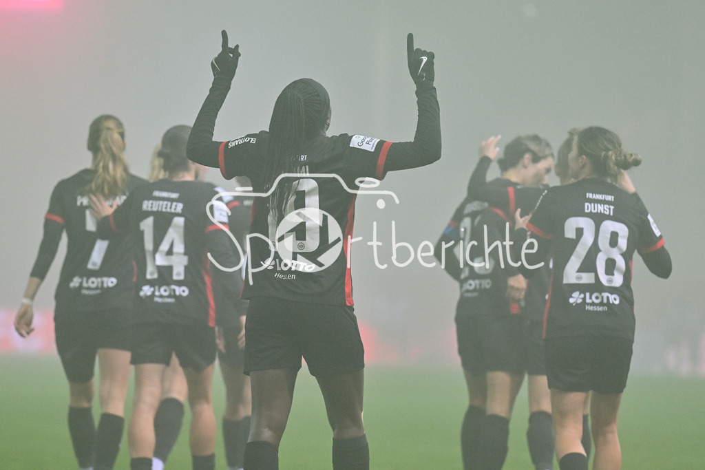 FC Bayern München Frauen - SG Eintracht Frankfurt Frauen | Jubel nach dem Treffer zum 1-1 durch Etonam Nicole ANYOMI (Eintracht Frankfurt Frauen 19) / freude / happy / Tor / Torschuetzin / Google Pixel Frauen Bundesliga: FC Bayern Muenchen - Eintracht Frankfurt, FC Bayern Campus am 04.11.2024