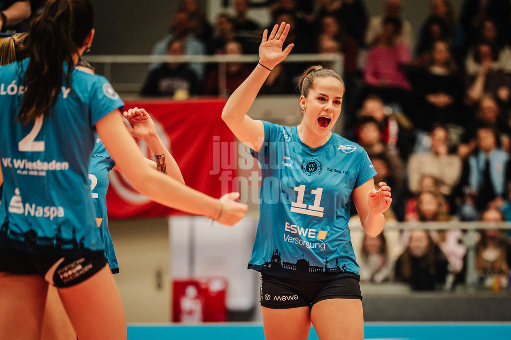 Volleyball | Frauen | Saison 2025/2026 | Volleyball Bundesliga | ETV Hamburger Volksbank Volleys vs. VC Wiesbaden | 14.03.2026 | Sanne Konijnenberg (#11, VC Wiesbaden) jubelt
