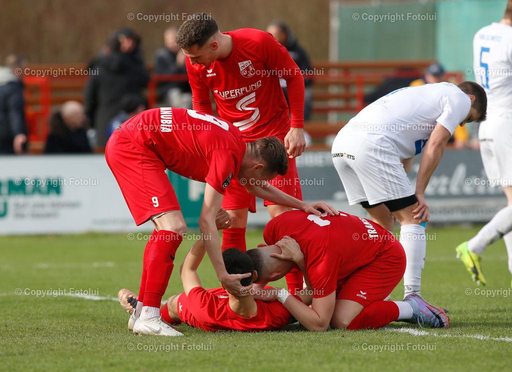 A_LUI_01042023_40 | SPORT,FUSSBALL ,LT1 OOELIGA ASKOE OEDT-UNION EDELWEISS LINZ 01.04.2023 IM BILD: TORSCHUETZE FILIP BRESKIC WIRD VON ALEXANDER PETER NENAD VIDACKOVIC UND MARCO WEBER (ALLE OEDT) GEFEIERT   FOTO:FOTOLUI