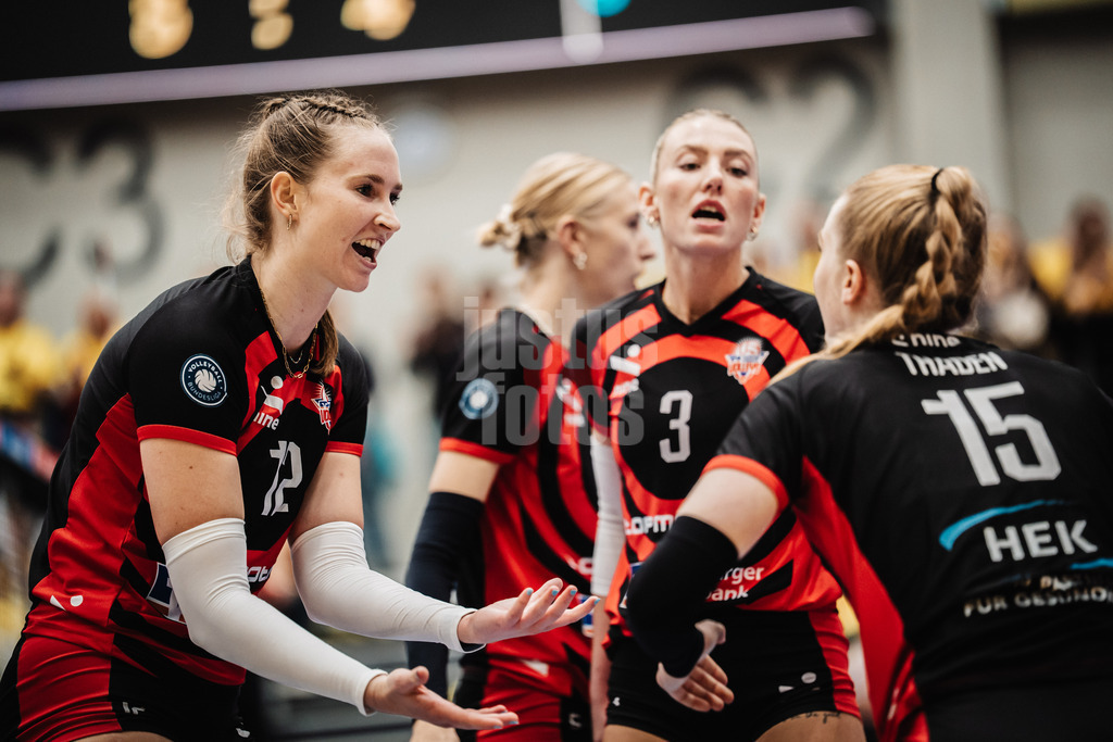 Volleyball | Frauen | Saison 2025/2026 | Volleyball Bundesliga | SSC Palmberg Schwerin vs. ETV Hamburger Volksbank Volleys | 18.10.2025 | v.l. Hannah Ammerman (#12, ETV Hamburger Volksbank Volleys) klatscht ein mit Alexa Sophie Thaden (#15, ETV Hamburger Volksbank Volleys)
