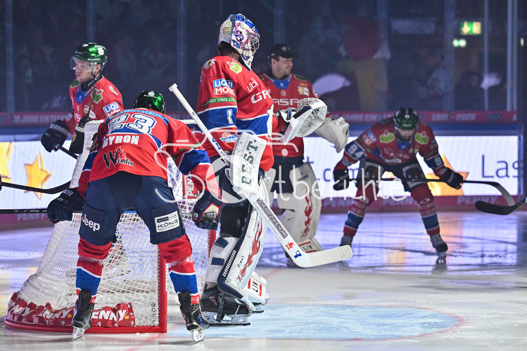 Eisbären Berlin - Augsburger Panther | BERLIN, GERMANY - 04. JANUARY: Im Bild Jonas STETTMER (Eisbären Berlin 1) kurz vor dem Match zwischen den Eisbären Berlin und den Augsburger Panthern am 36. Spieltag der Penny DEL in der UBER Arena