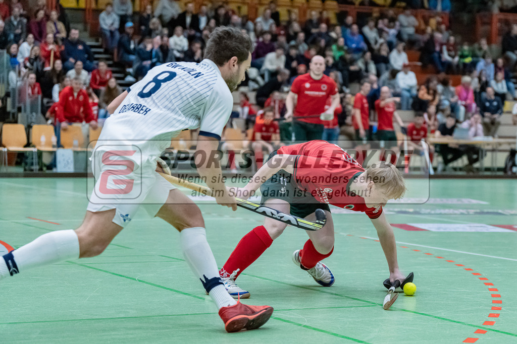 HK_20231216_107418 | 1. Bundesliga Herren  Crefelder HTC - Blau Weiß Köln am 16.12.2023 Sporthalle Glockenspitz, Krefeld ,
 Joshua Delarber ( Blau Weiß Köln #8 ) , Lenjo Tappert ( Crefelder HTC #11 )