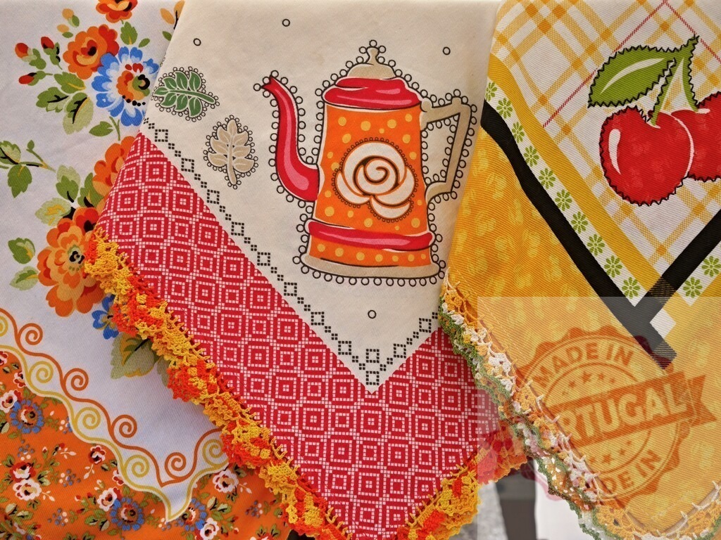 Colorful vintage kitchen textiles displaying retro patterns and lace | Vintage patterned kitchen cloths with crochet lace edges featuring retro designs like cherries and teapot - Realisiert mit Pictrs.com
