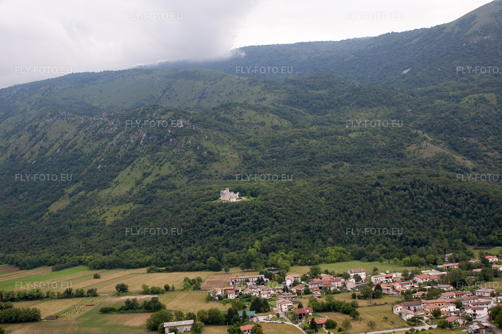 Vue aérienne: Vue de la ville à Toppo dans le département Frioul-Vénétie Julienne, Italie – .Photo: IMG_50482.jpg prise le 09/06/2012 par Werner Riehm/FLY-FOTO.eu – Résolution de l'original: 4752 x 3168 px