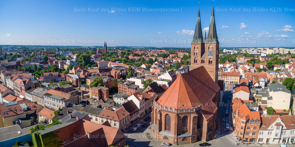 Stendal_Marienkirche_hinten | Die Magdeburger Platte® - das sind die schönsten Luftbilder von Magdeburg & Sachsen-Anhalt auf Acryl, Leinwand oder zum Download. Das ist Luftbildfotografie & Luftbildaufnahmen mit Drohne & Flugzeug.  - Realisiert mit Pictrs.com