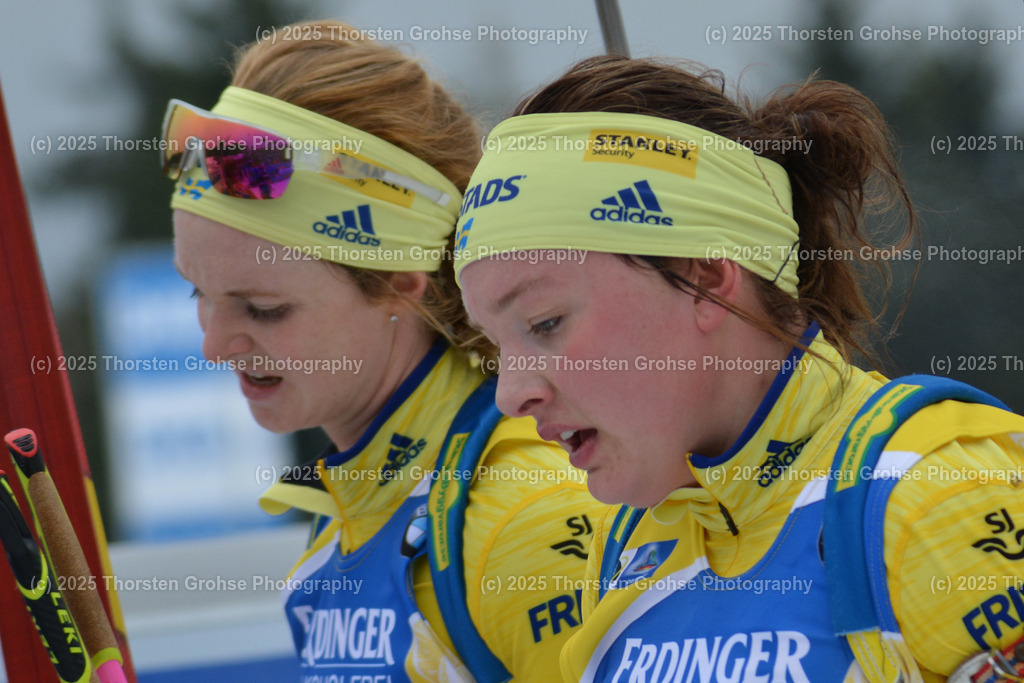 IBU WC Biathlon Oberhof 2018 | BRORSSON Mona (SWE) links und PERSSON Linn (SWE) rechts  im Ziel; IBU WC Biathlon Oberhof 2018, 10 km Verfolgung der Frauen am 06.01.2018 in der DKB Ski Arena in Oberhof, (Deutschland) - Realisiert mit Pictrs.com