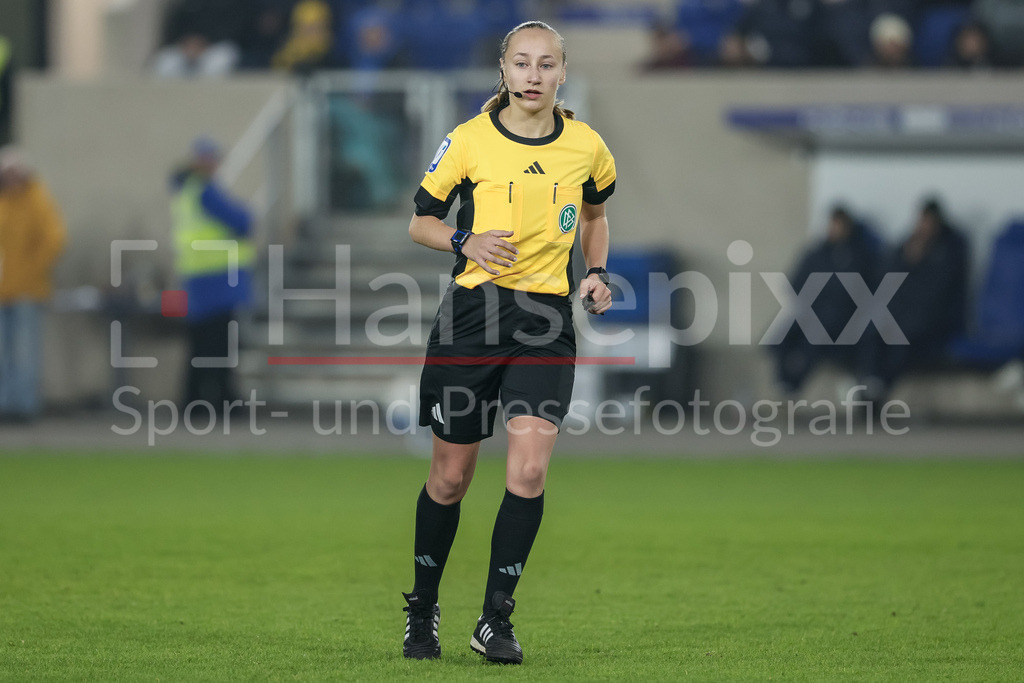 Fussball, Google Pixel Frauen-Bundesliga, FC Carl Zeiss Jena - SV Werder Bremen | v.li.: Schiedsrichterin Lara Wolf in ihrem ersten Bundesligaspiel, DIE DFB-RICHTLINIEN UNTERSAGEN JEGLICHE NUTZUNG VON FOTOS ALS SEQUENZBILDER UND/ODER VIDEOÄHNLICHE FOTOSTRECKEN. DFB REGULATIONS PROHIBIT ANY USE OF PHOTOGRAPHS AS IMAGE SEQUENCES AND/OR QUASI-VIDEO.