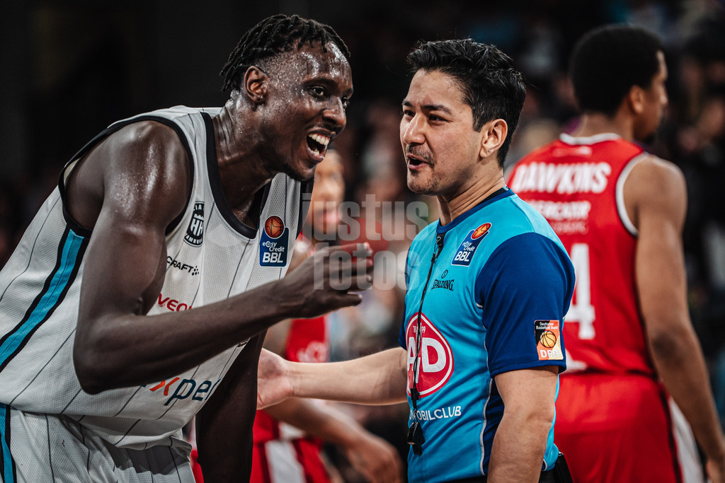 Basketball | Männer | Saison 2024/2025 | easyCredit Basketball Bundesliga | 18. Spieltag | Veolia Towers Hamburg vs. FIT/One Würzburg Baskets | 26.01.2025 | v.l. Kur Kuath (#23, Veolia Towers Hamburg) und Schiedsrichter Zulfikar Oruzhani
