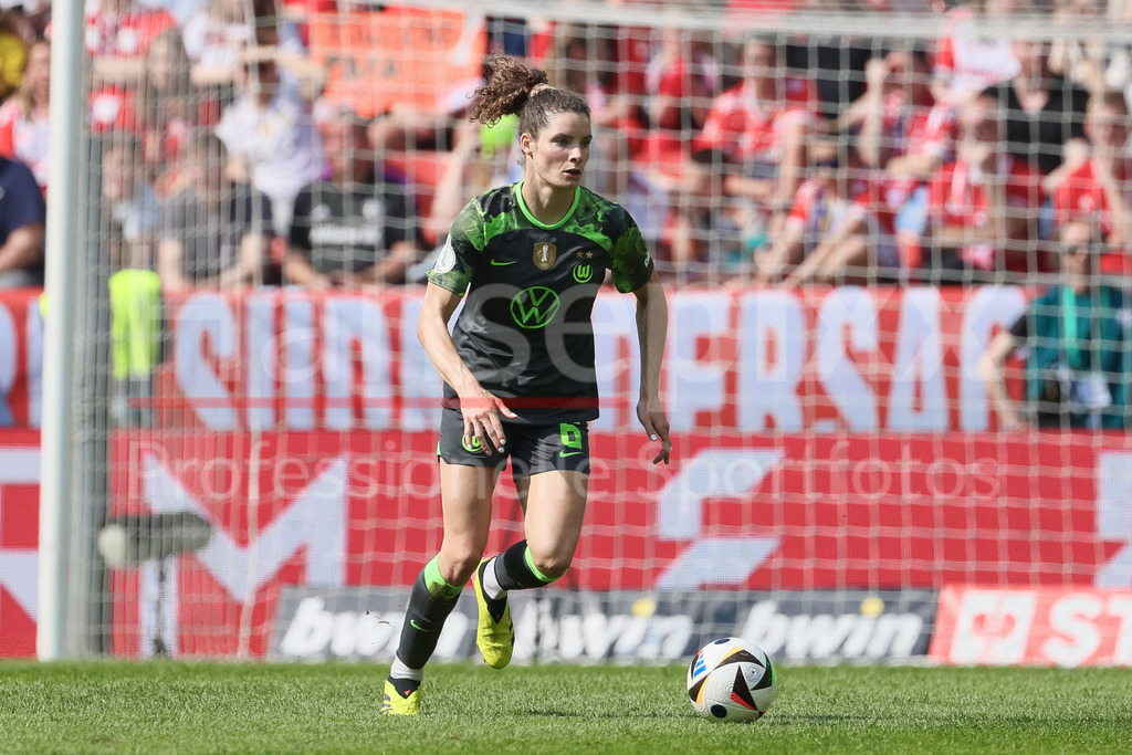 Fussball, DFB-Pokal Finale Frauen, FC Bayern München - VfL Wolfsburg | v.li.: Dominique Janssen (VfL Wolfsburg, 6) am Ball, Freisteller, Einzelbild, Ganzkörper, Aktion, Action, Spielszene, DIE DFB-RICHTLINIEN UNTERSAGEN JEGLICHE NUTZUNG VON FOTOS ALS SEQUENZBILDER UND/ODER VIDEOÄHNLICHE FOTOSTRECKEN. DFB REGULATIONS PROHIBIT ANY USE OF PHOTOGRAPHS AS IMAGE SEQUENCES AND/OR QUASI-VIDEO.