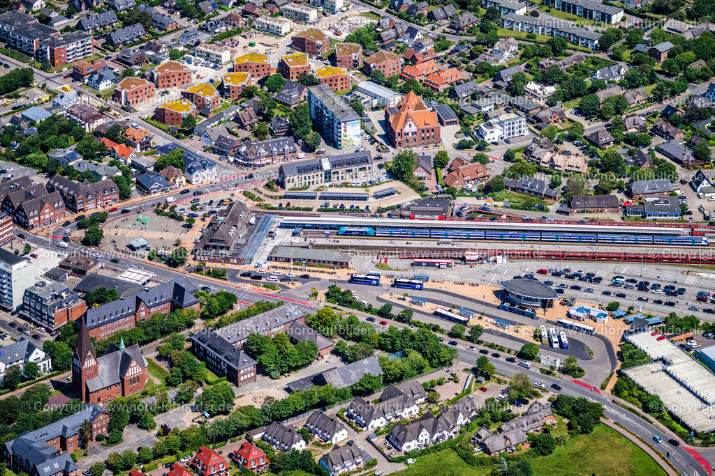 Sylt_Westerland_Bahnhof_Autoverladung_Gleise_ELS_0563210625 | SYLT 13.06.2025 Gleisverlauf und Gebäude des Hauptbahnhofes im Ortsteil Westerland auf der Insel Sylt im Bundesland Schleswig-Holstein, Deutschland. Weiterführende Informationen bei: DB Fernverkehr AG,  DB Regio AG. // Track progress and building of the main station of the railway in the district Westerland on Island Sylt in the state Schleswig-Holstein, Germany. Further information at: DB Fernverkehr AG,  DB Regio AG. Foto: Martin Elsen