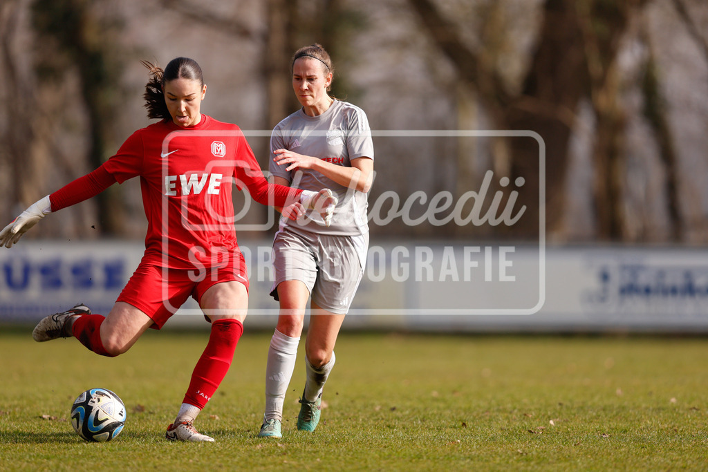 Fußball I Frauen I Saison 2025-2026 I Oberliga Niedersachsen I 15. Spieltag I SV Meppen 1912 e.v. U20 2 - BW Hollage -23 | Zweikampf zwischen Johanna Meyer (1, SV Meppen 1912 e.v.) und Stefanie Gühmann (9, BW Hollage) - Realisiert mit Pictrs.com