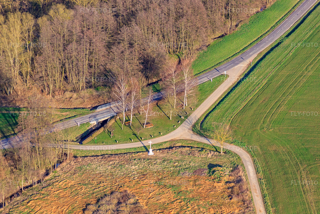 Luftbild: Rastplatz und Bildkreuz an der D51 in Soultz-sous-Forêts im Bundesland Bas-Rhin in Frankreich. – Foto: IMG_38746.jpg vom 20.03.2011 durch Werner Riehm/FLY-FOTO.de – Auflösung des Originals: 4529 x 3019 px