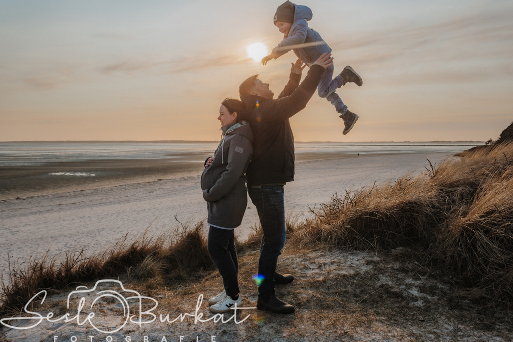 20260314-0G3A9088-3 | Authentische, natürliche und emotionale Fotoshootings auf der Nordseeinsel Föhr. Als Fotografin halte ich deine schönsten Momente in einzigartigen Neugeborenen-, Familien-, Paar- und Einzelshootings fest. Jetzt einen Termin vereinbaren!