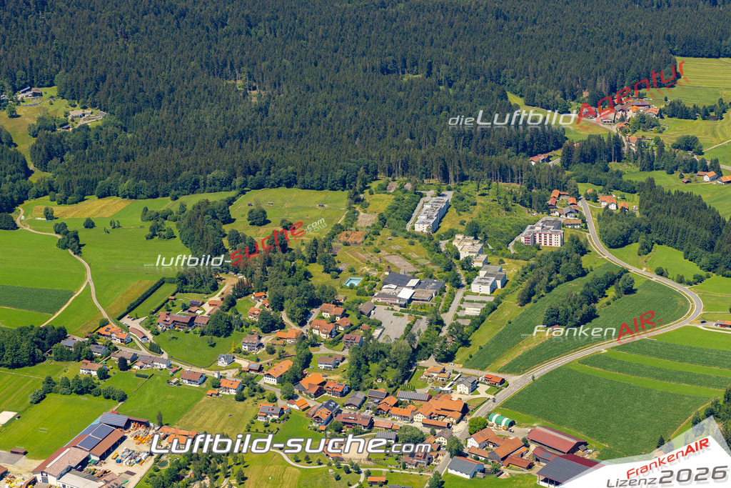 Aktuelles Luftbild von  Bischofsmais - Die Luftaufnahme wurde 2022 mittels UL-Flugzeug erstellt ( keine Drohne ) - hochauflösende Kamera-Systeme von  Canon -Beste Qualität - Für grossformatige Ausdrucke geeignet. Die Geschenkidee !