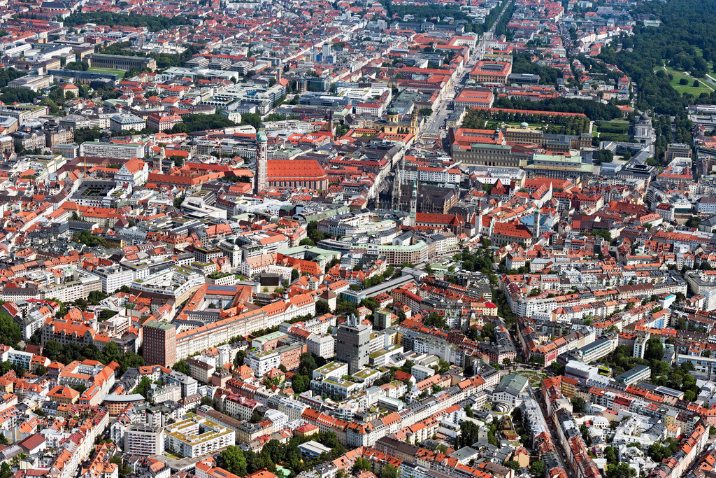 dr__0048506.jpg | MüNCHEN 19.07.2024 Altstadtbereich und Innenstadtzentrum im Ortsteil Altstadt in München im Bundesland Bayern, Deutschland. Weiterführende Informationen bei: Landeshauptstadt München. // Old Town area and city center in the district Altstadt in Munich in the state Bavaria, Germany. Further information at: Landeshauptstadt Muenchen. Foto: Daniel Reiter