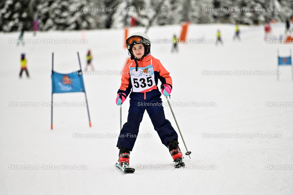 SRF_20.02.2026_0466 | Skirennfotos,Serfaus,Fiss,Ladis,Kinderskirennen,Winter,Tirol,Oberland,skirace,SFL,feelfree,weil wir's genießen,ski,Ski,skifahren,Sonnenplateau, - Realisiert mit Pictrs.com