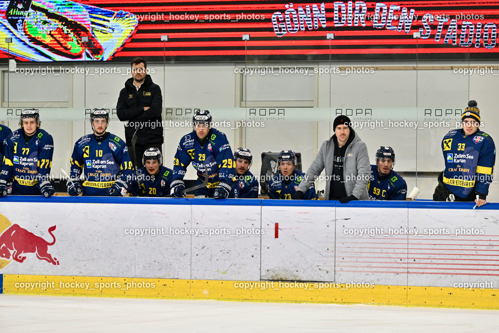 RED BULL HOCKEY JUNIORS vs. EK DIE ZELLER EISBÄREN | Spielerbank RED BULL HOCKEY JUNIORS, Headcoach EK DIE ZELLER EISBÄREN RODMAN Marcel, Thomas GRABMAYR Equipment Manager EK Die Zeller Eisbären, #77 Stiegler Max EK DIE ZELLER EISBÄREN, #10 Artner Fabio EK DIE ZELLER EISBÄREN, #29 Putnik Philip EK DIE ZELLER EISBÄREN, #33 Grascher Patrick EK DIE ZELLER EISBÄREN, Asisstentcoach RED BULL Hockey juniors TOMMI ROUVALI, RED BULL HOCKEY JUNIORS vs. EK DIE ZELLER EISBÄREN, RED BULL HOCKEY JUNIORS vs. EK DIE ZELLER EISBÄREN am 14.01.2025 in Salzburg (Eisarena Salzburg), Austria, (Photo by Bernd Stefan)