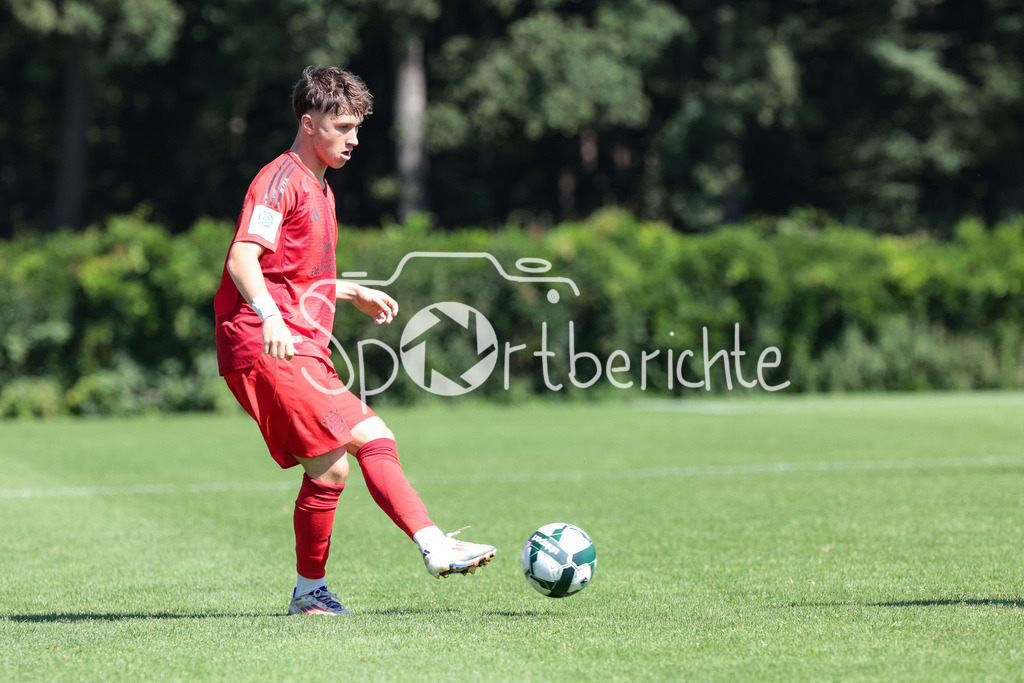 SpVgg Unterhaching U19 - FC Bayern München U19 | Im Bild Tim BINDER (FCB #7) / Freisteller / Einzelfoto