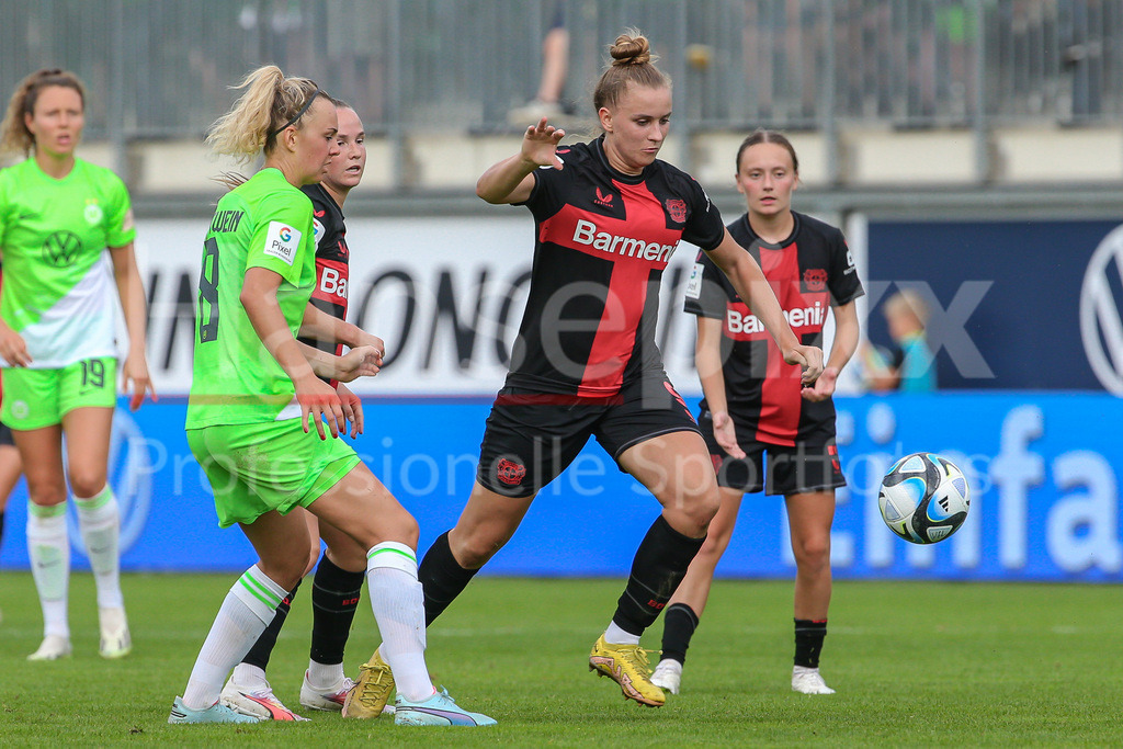 Fussball, Google Pixel Frauen-Bundesliga, VfL Wolfsburg - Bayer 04 Leverkusen | v.li.: Lena Lattwein (VfL Wolfsburg, 8) und Nikola Karczewska (Bayer 04 Leverkusen, 9) im Zweikampf, Duell, Dynamik, Aktion, Action, Spielszene, DIE DFB-RICHTLINIEN UNTERSAGEN JEGLICHE NUTZUNG VON FOTOS ALS SEQUENZBILDER UND/ODER VIDEOÄHNLICHE FOTOSTRECKEN. DFB REGULATIONS PROHIBIT ANY USE OF PHOTOGRAPHS AS IMAGE SEQUENCES AND/OR QUASI-VIDEO.