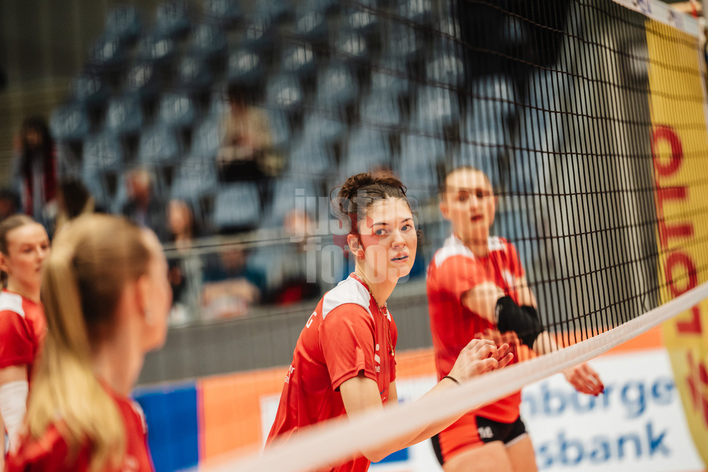 Volleyball | Frauen | Saison 2025/2026 | Volleyball Bundesliga | ETV Hamburger Volksbank Volleys vs. VfB Suhl LOTTO Thüringen | 07.03.2026 | Celina Kleemann (#10, ETV Hamburger Volksbank Volleys) beim Aufwärmen