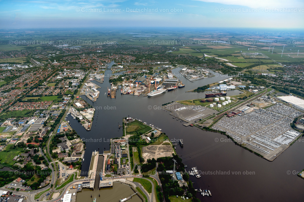 4038463 | EMDEN 09.08.2020 Schiffs- Anlegestellen am Hafenbecken des Binnenhafen am Ufer der Ems in Emden im Bundesland Niedersachsen, Deutschland. Weiterführende Informationen bei: Stadt Emden. // Ship moorings at the inland harbor basin on the banks of the Ems in Emden in the state Lower Saxony, Germany. Further information at: Stadt Emden. Foto: Gerhard Launer
