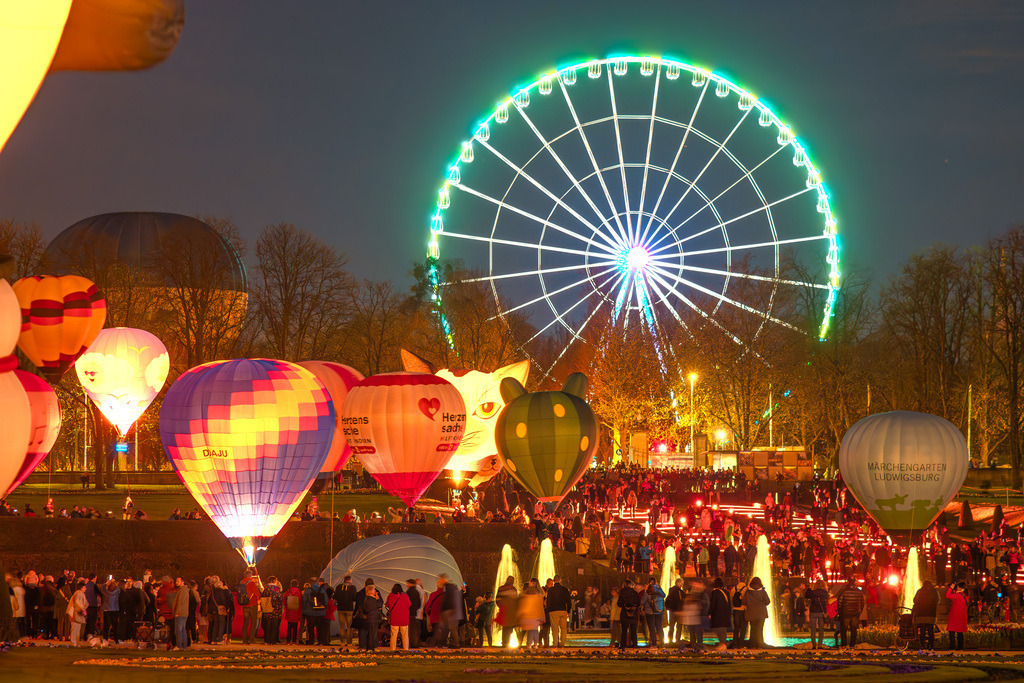 Lb Balloons and big wheel | simon-granville - Realisiert mit Pictrs.com