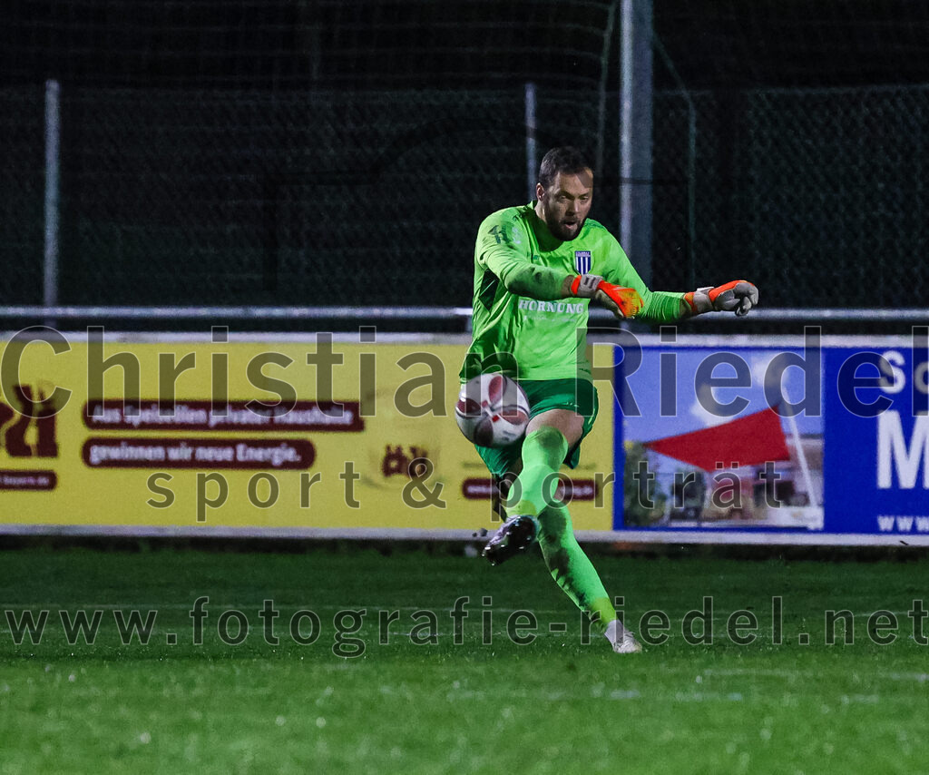 2024-03-15_051_FC_Schwaig_gegen_1_FC_Garmisch-Partenkirchen | Oberding, Deutschland, 15.03.2024:
Fußball, Landesliga Südost 2023 / 2024, 25. Spieltag, FC Schwaig gegen 1. FC Garmisch-Partenkirchen, Endergebnis: 4:0

Torwart David Salcher (1. FC Garmisch-Partenkirchen, #1)

Foto: Christian Riedel / fotografie-riedel.net