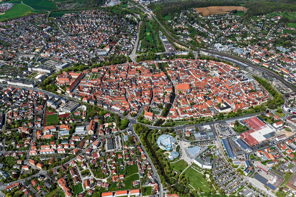 dr__0102607.jpg | AMBERG 04.05.2023 Stadtansicht des Innenstadtbereiches mit der Basilika St. Martin am Marktplatz in Amberg im Bundesland Bayern, Deutschland. // Down town area with of Basilika St. Martin on place Marktplatz in Amberg in the state Bavaria, Germany. Foto: Daniel Reiter