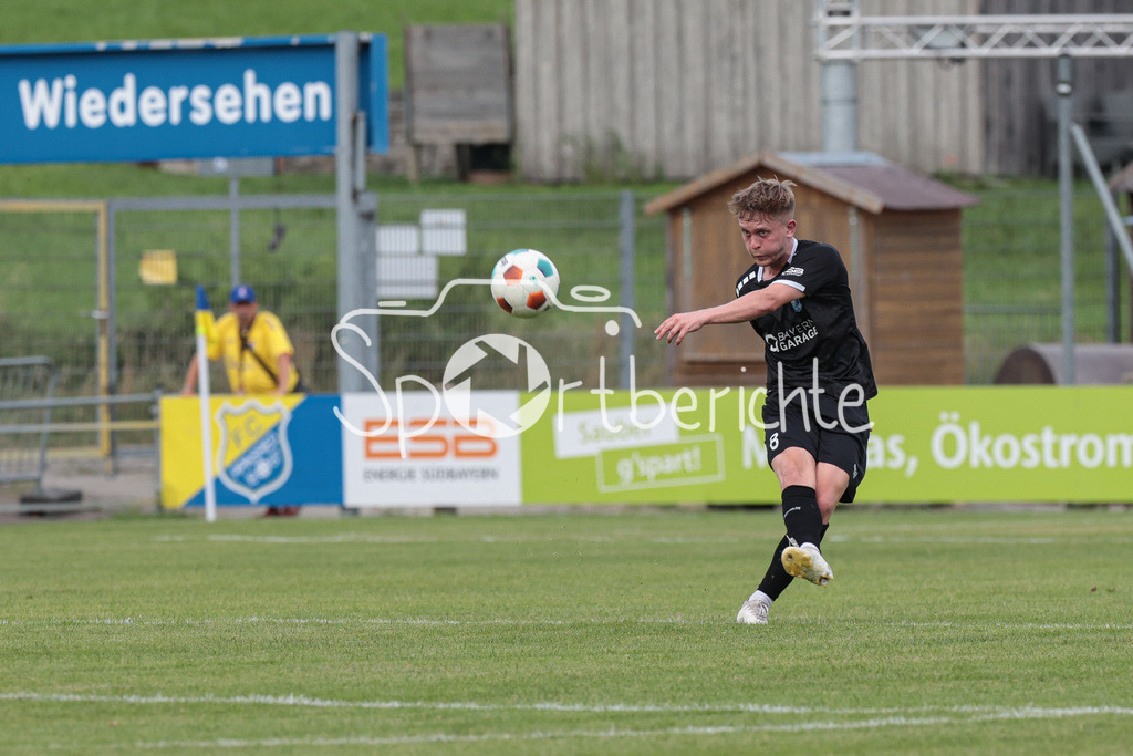 FC Pipinsried - FC Deisenhofen | am Ball Tim GREIFENEGGER (FCP #8) / Freisteller / Einzelfoto