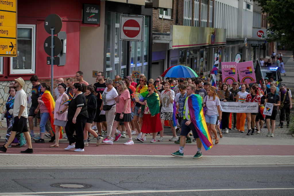 CSD_Moers_190725_065 | Bildergalerie von Sport-Ereignissen aber auch von weiteren spannenden Dingen - nicht nur vom Niederrhein. In Anlehnung an den bekannten Spruch von Hanns Dieter Hüsch heißt das Motto: "Niederrhein ist überall".  - Realisiert mit Pictrs.com