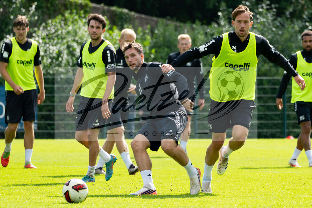 20260909_TRAOSN_0144 | Fußball, Herren: Robin Meißner (VfL Osnabrück) und Jannik Müller (VfL Osnabrück) im Zweikampf beim Training des VfL Osnabrück am 09.09.2026 im Sportpark Illoshöhe in Osnabrück, Deutschland.(Foto von Nico Paetzel) - Realisiert mit Pictrs.com