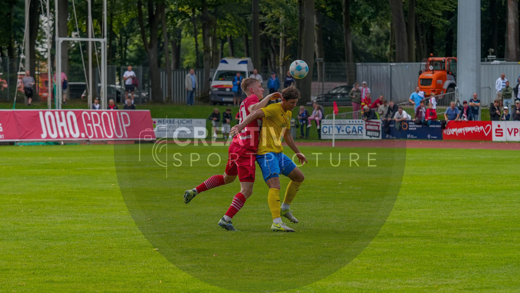 Fußball, Herren, Saison 2025/2026, Regionalliga Nordost, 9. Spieltag, Greifswalder FC vs. FSV 63 Luckenwalde, Sonntag 21.09.2025, Volksstadion Greifswald, | Fußball, Herren, Saison 2025/2026, Regionalliga Nordost, 9. Spieltag, Greifswalder FC vs. FSV 63 Luckenwalde, Sonntag 21.09.2025, Volksstadion Greifswald, Im Bild: Lucas Vierling (l. Greifswald) und Phillip König (r. Luckenwalde) - Realisiert mit Pictrs.com