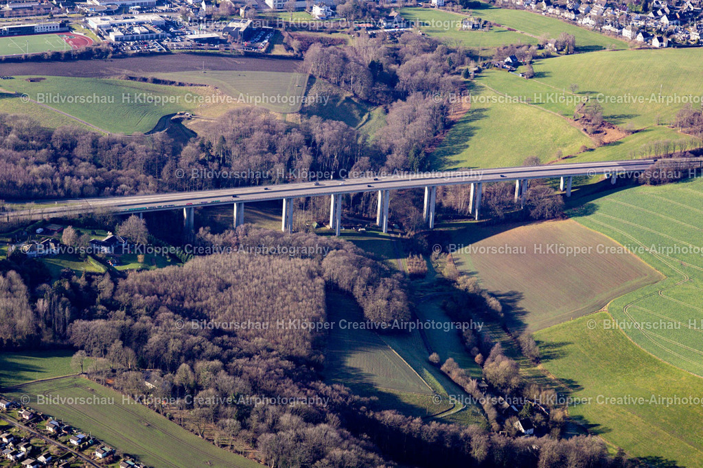 Luftbild Velbert-8653 | Luftbildfotografie Streckenführung und Fahrspuren im Verlauf der Autobahn- Brücke der BAB A535 bei Tönisheide in Velbert im Bundesland Nordrhein-Westfalen, Deutschland. - Realisiert mit Pictrs.com