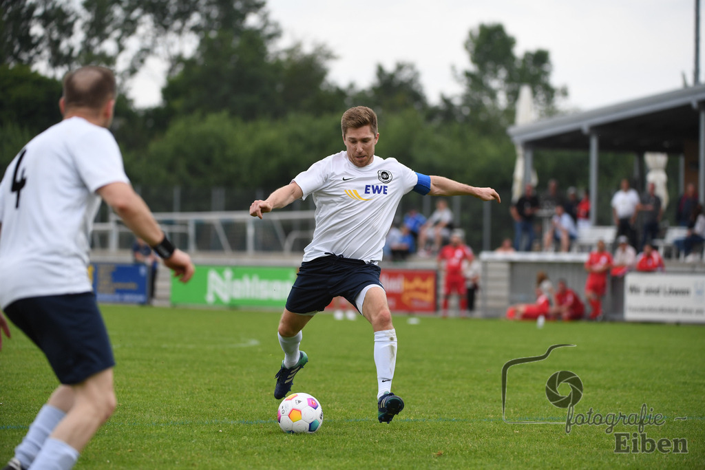SV Brake Ü40-BW Bümmerstede (Ü40) | Kreispokal Finale Jade-Weser-Hunte Ü40; SV Brake Ü40 (rot)-BW Bümmerstede Ü40 (weiß) am 15.06.2025 in Rastede (Sportanlage Köttersweg), Photo: Philip Eiben 2025 - Realisiert mit Pictrs.com