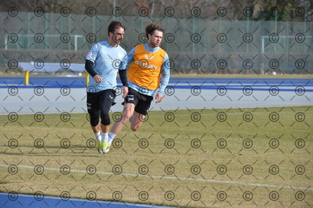 RGE_8373 | Hertha BSC, 2.Bundesliga, Herren, Training auf dem Hanns-Braun-Platz, Saison 2025/26, li. im Bild Dawid Karbownik ( Hertha BSC ), Linus Gechter ( Hertha BSC ),  11.03. 2026, Fotograf: Ralf Gebhardt - Realisiert mit Pictrs.com