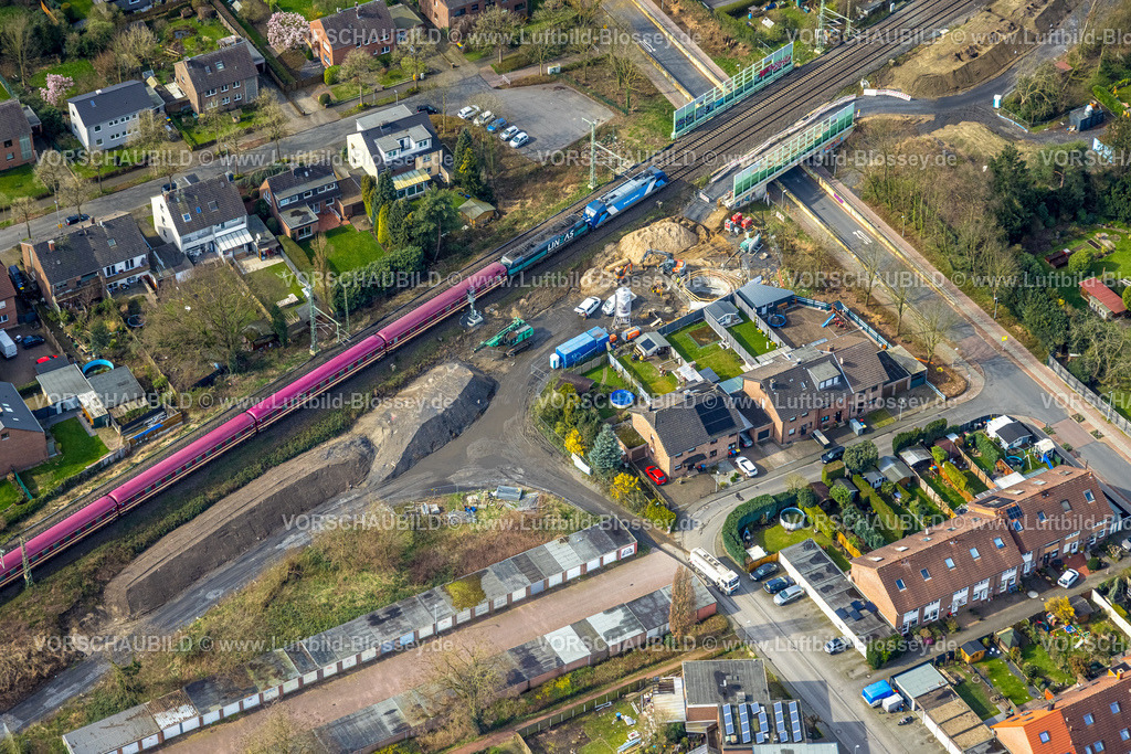 Dinslaken240308912 | Luftbild, Eisenbahnbrücke Dianastraße und Bahndamm Baustelle für Schallschutzwände nahe der Hedwigstraße, Ausbau der Betuweroute und Betuwe-Linie Eisenbahnstrecke, Güterzug, Bruch, Dinslaken, Nordrhein-Westfalen, Deutschland