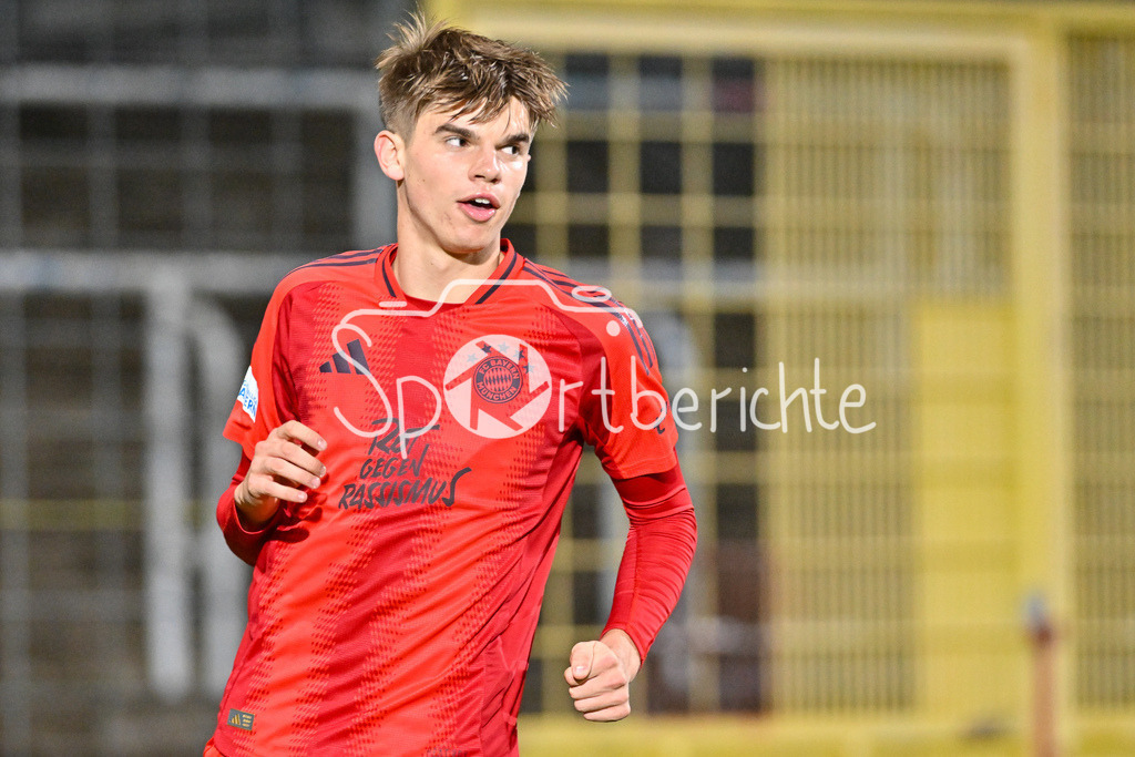 FC Bayern Amateure - FV Illertissen | im Bild Guido DELLA ROVERE (FC Bayern München II #15) / Freisteller / Einzelfoto
