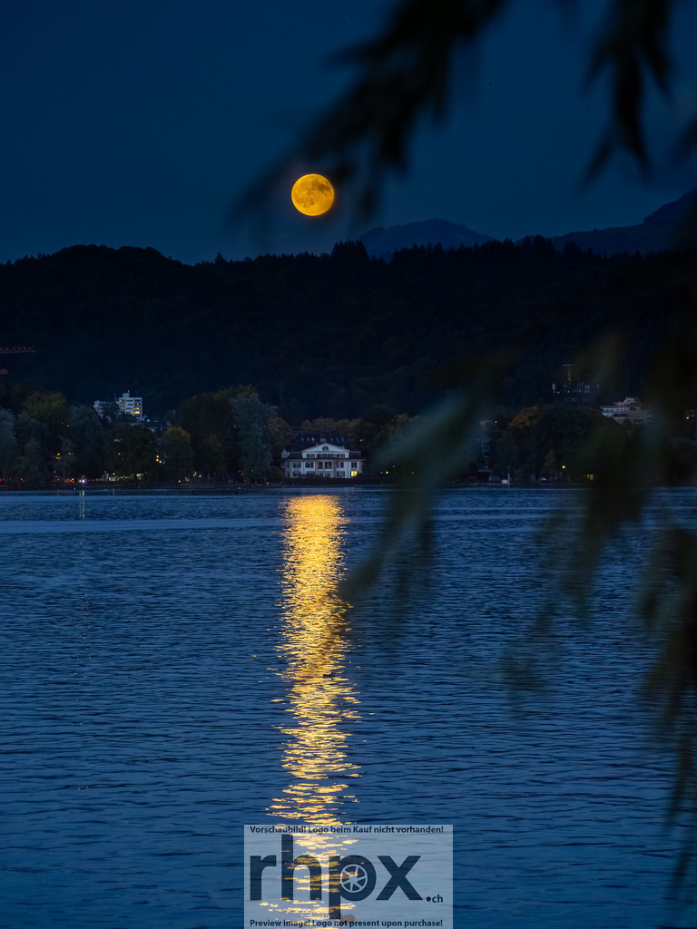 Supermond über Vierwaldstättersee | Stimmungsvolle Fotokunst aus Luzern. Erlebe den Pilatus, den See und die Stadt Luzern in exklusiven Aufnahmen in der Fotogalerie & Shop. - Realisiert mit Pictrs.com