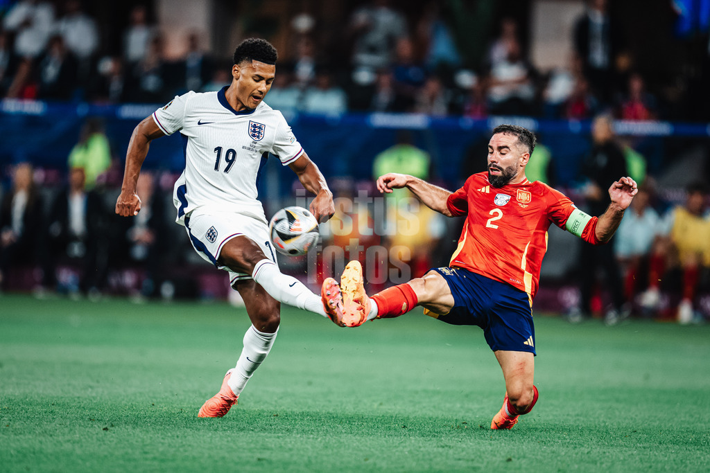 Fußball | Herren | UEFA-Fußball-Europameisterschaft 2024 | Finale | Spanien vs. England | 14.07.2024 | v.l. Ollie Watkins (#19, England) und Dani Carvajal (#2, Spanien)