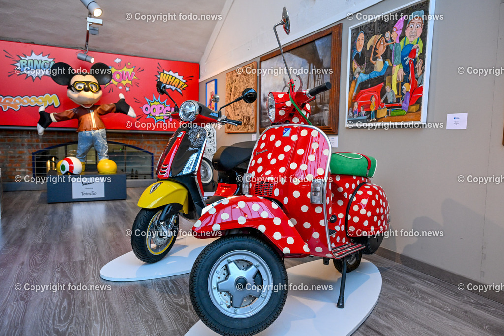 Italien_ Toskana_ Provinz Pisa_ Pontedera_ Vespa_ 29.05.2024-49 | 29.05.2024, Italien, ITA, Toskana, Pontedera im Bild Piaggio, Vespa, Museum

Piaggio ist ein italienischer Fahrzeughersteller mit Sitz in Pontedera. Das Unternehmen produziert verschiedene Mofas und Motorroller, unter anderem die Vespa, das Lastendreirad Ape sowie den Kleintransporter Porter. Zum Konzern gehören auch die Motorradmarken Aprilia, Derbi, Gilera, Laverda und Moto Guzzi. 
Quelle: Wikipedia