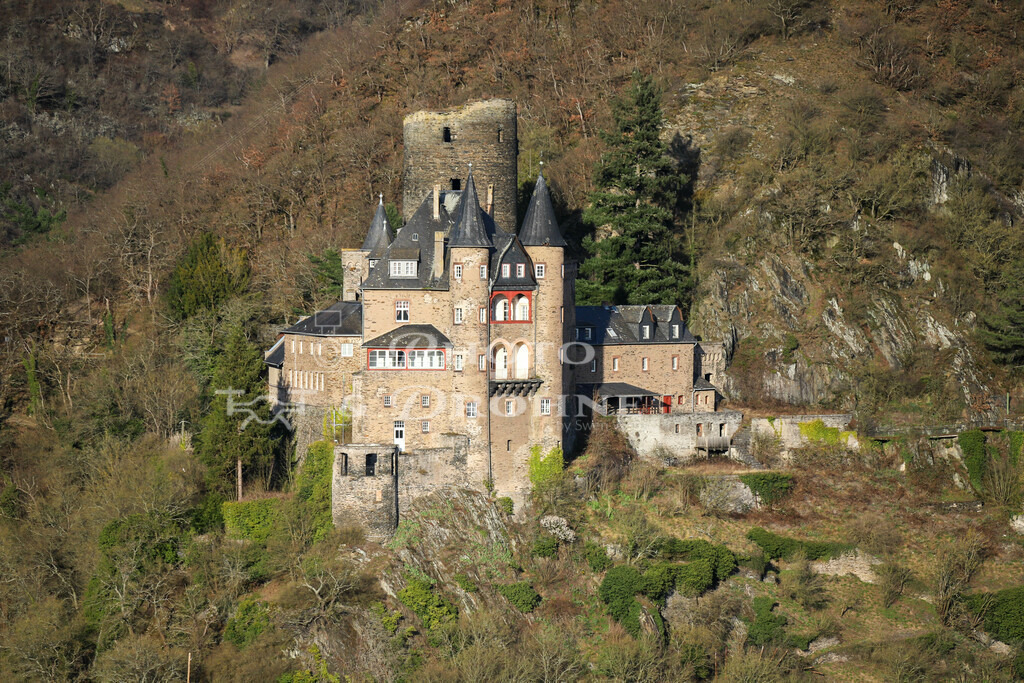 Burg Katz-5728 | Die Burg Katz in der Abendsonne. Die BUrg thront oberhalb der Gemeinde Sankt Goarshausen und gegenüber von Sankt Goar. St. Goarshausen ist auch als Loreleystadt bekannt, da der weltberühmte Felsen in Ihrer unmittelbaren Nähe liegt. - Realisiert mit Pictrs.com