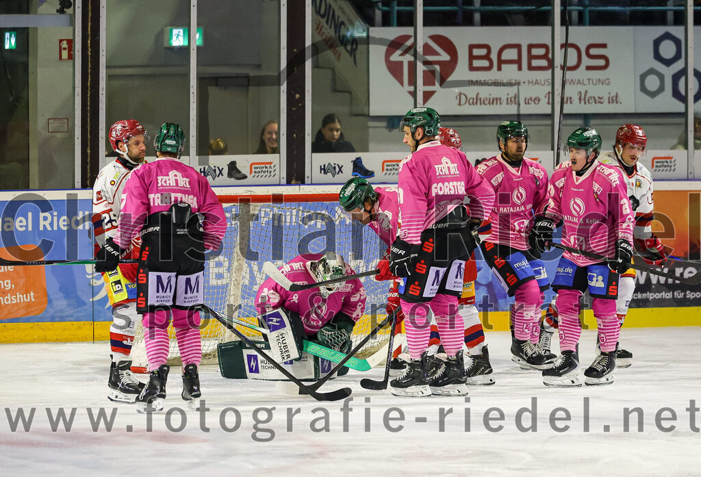 2025-10-24_104_TSV_Erding_gegen_Deggendorfer_SC | Erding, Deutschland, 24.10.2025:Eishockey, Oberliga Süd 2025 / 2026, 11. Spieltag, TSV Erding gegen Deggendorfer SC, Endergebnis: 2:4Louis Trattner (Erding Gladiators, #7), Torwart Leon Meder (Erding Gladiators, #39), Maximilian Forster (Erding Gladiators, #81)Foto: Christian Riedel / fotografie-riedel.net