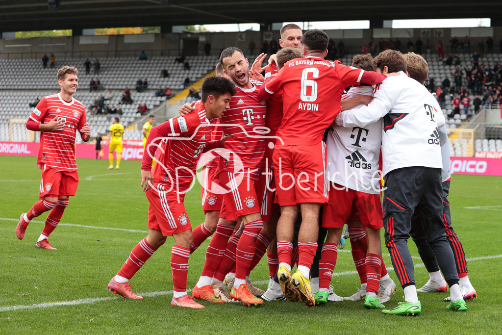 FC Bayern Amateure - FC Wuerzburger Kickers | DIe Bayern jubeln ueber den Siegtreffer von Yusuf KABADAYI (FCB #7)