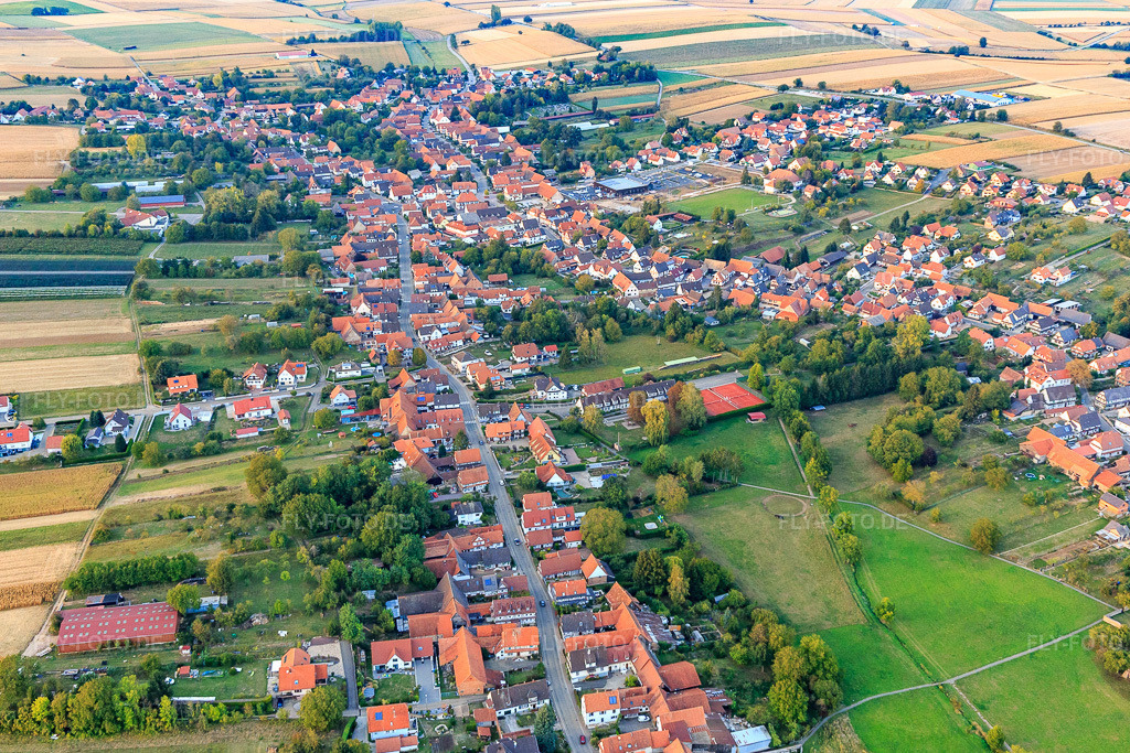 Luftbild: Ortsansicht aus Süden in Seebach im Bundesland Bas-Rhin in Frankreich. – Foto: IMG_123297.jpg vom 30.09.2020 durch Werner Riehm/FLY-FOTO.de – Auflösung des Originals: 5154 x 3436 px