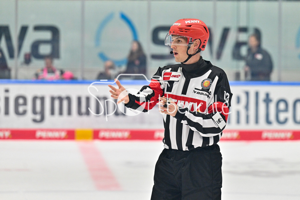 Augsburger Panther - Straubing Tigers | im Bild Hauptschiedsrichter Nikolas NEUTZER / Freisteller / Einzelfoto