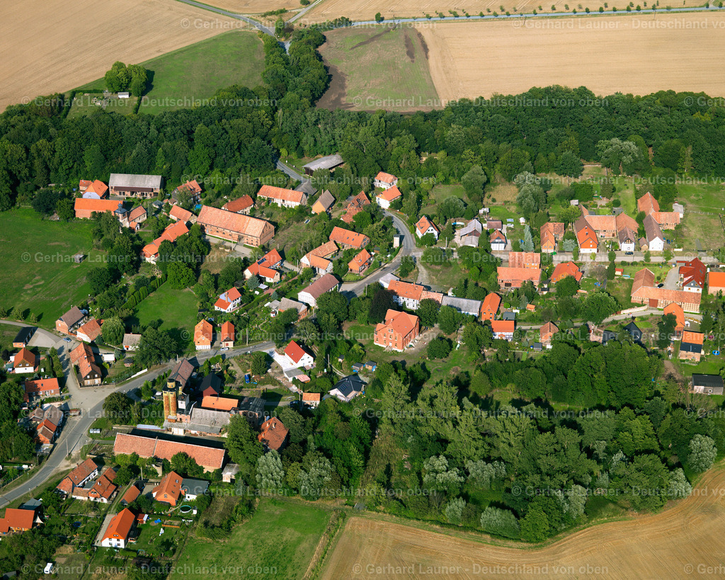 2638832 | GöDDECKENRODE 23.08.2006 Landwirtschaftliche Nutzflächen und Feldgrenzen  umsäumen das Siedlungsgebiet des Dorfes in Göddeckenrode im Bundesland Sachsen-Anhalt, Deutschland // Agricultural land and field boundaries surround the settlement area of the village  in Göddeckenrode in the state Saxony-Anhalt, Germany Foto: Gerhard Launer