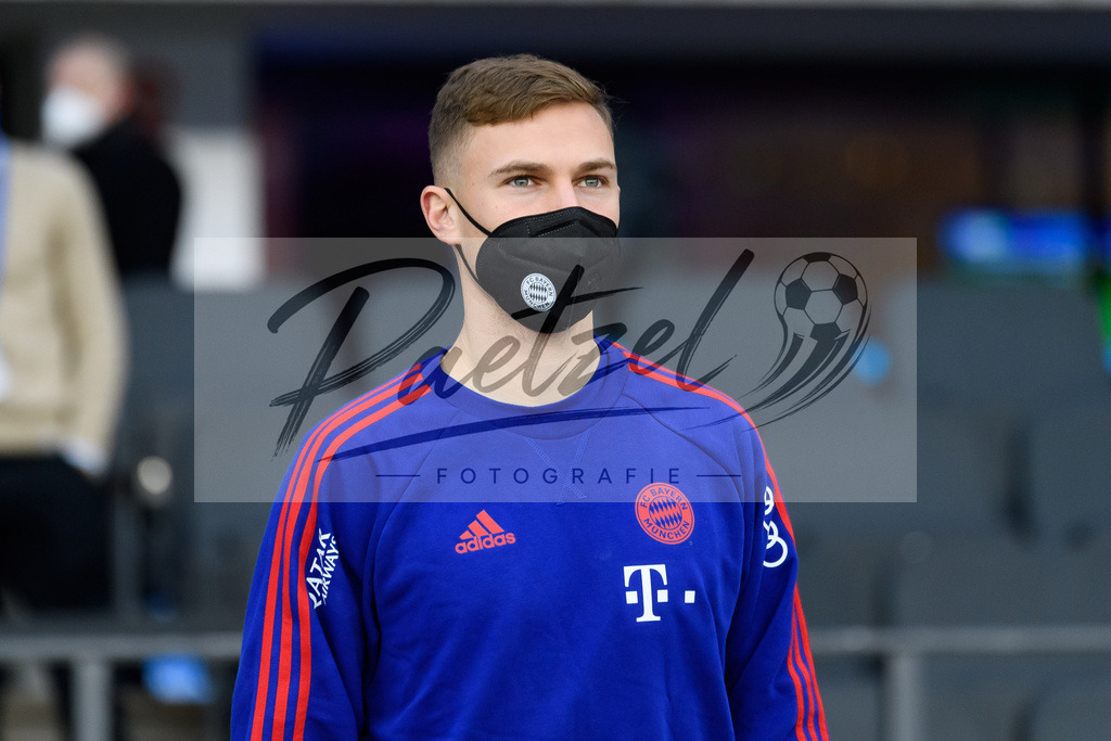 BSCFCB20220123_031 | Fussball, Herren: Joshua Kimmich (FC Bayern Muenchen) schaut bei dem Spiel der 1. Bundesliga zwischen Hertha BSC und FC Bayern Muenchen im Olypiastadion am 23.01.2022 in Berlin, Deutschland.DFB / DFL REGULATIONS PROHIBIT ANY USE OF PHOTOGRAPHS AS IMAGE SEQUENCES AND/OR QUASI-VIDEO. - Realisiert mit Pictrs.com