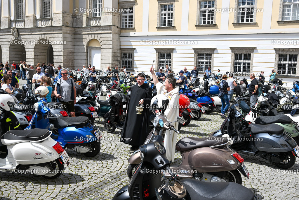 Rollende Engel_ Vespa_ 07.05.2023-39 | 07.05.2023, Neuhofen, Kremsmuenster, AUT, Rollende Engel Vespatreffen, im Bild Segnung der Vespas