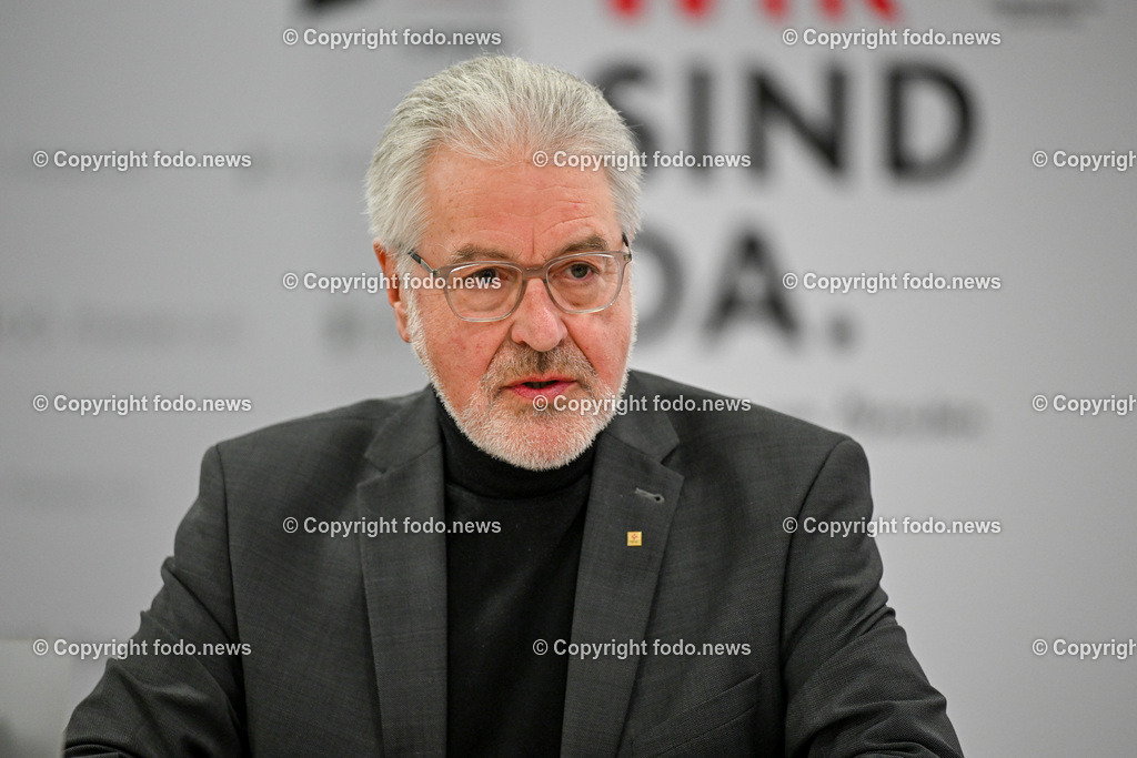 Pressekonferenz Oesterr. Rotes Kreuz_ 50 Jahre Notarztdienst in Ooe_ 31.01.2024-20 | 31.01.2024, Presseclub Linz, AUT, Pressekonferenz Oesterr. Rotes Kreuz, 50 Jahre Notarztdienst in Ooe, im Bild Walter Aichinger (Praesident des Roten Kreuz Ooe)